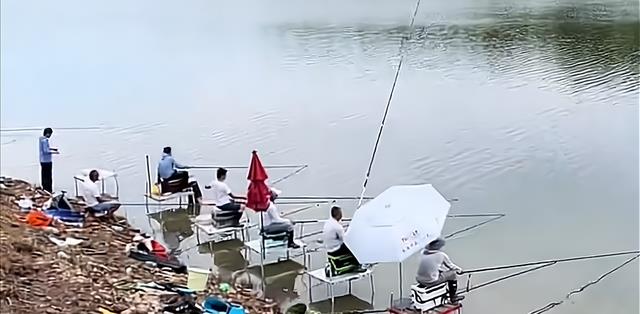 武汉|湖北一河道成天然黑坑,钓鱼人闻讯后蜂拥而至,现场环境令人担忧