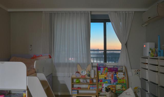 客厅不再坚持传统设计,大胆地将沙发、电视都舍弃,这次收获颇多