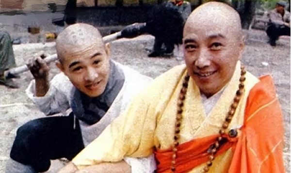 吴京|于海告别仪式，双胞胎儿子跪地擦拭墓碑，吴京吴越送花圈尊称恩师