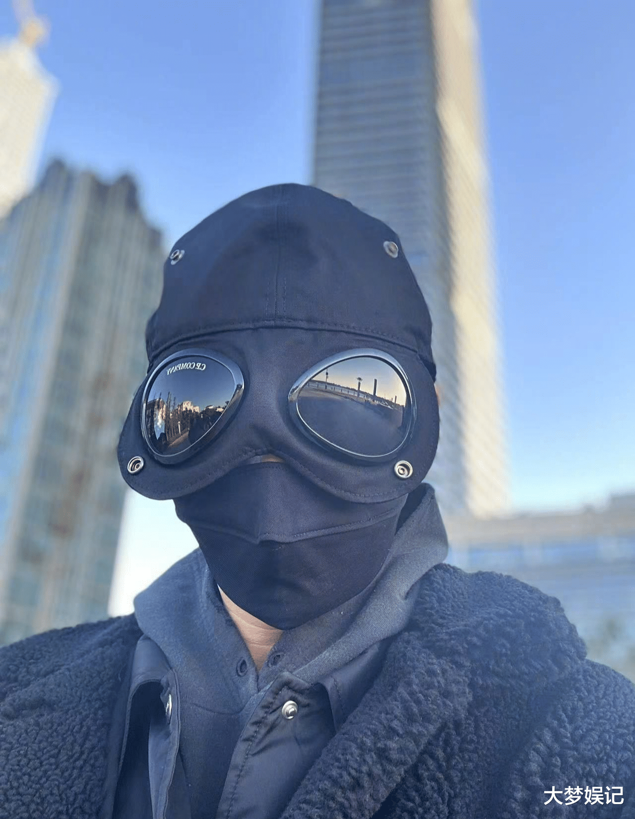 黄晓明|黄晓明老家做PCR，「超严密穿搭」网友笑道：不知是明星都难