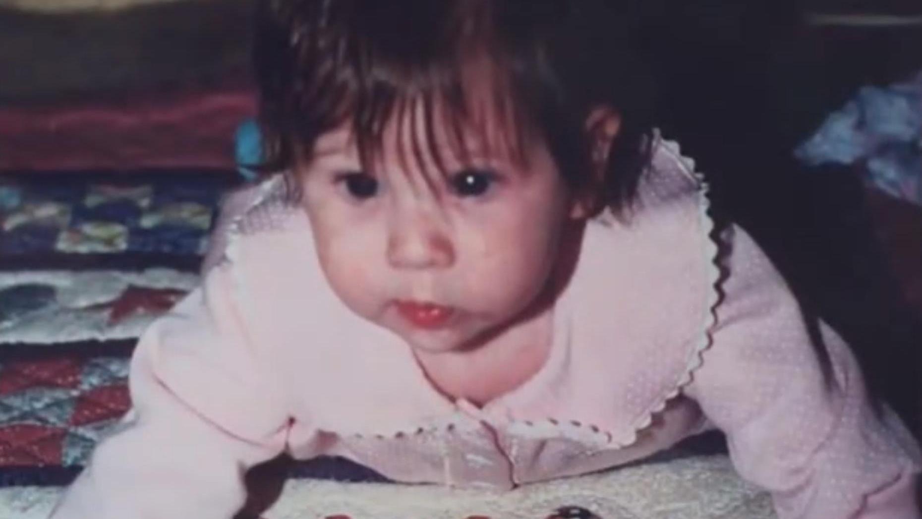 25年前一女婴从婴儿床上失踪至今未找到，父母成为嫌疑的对象