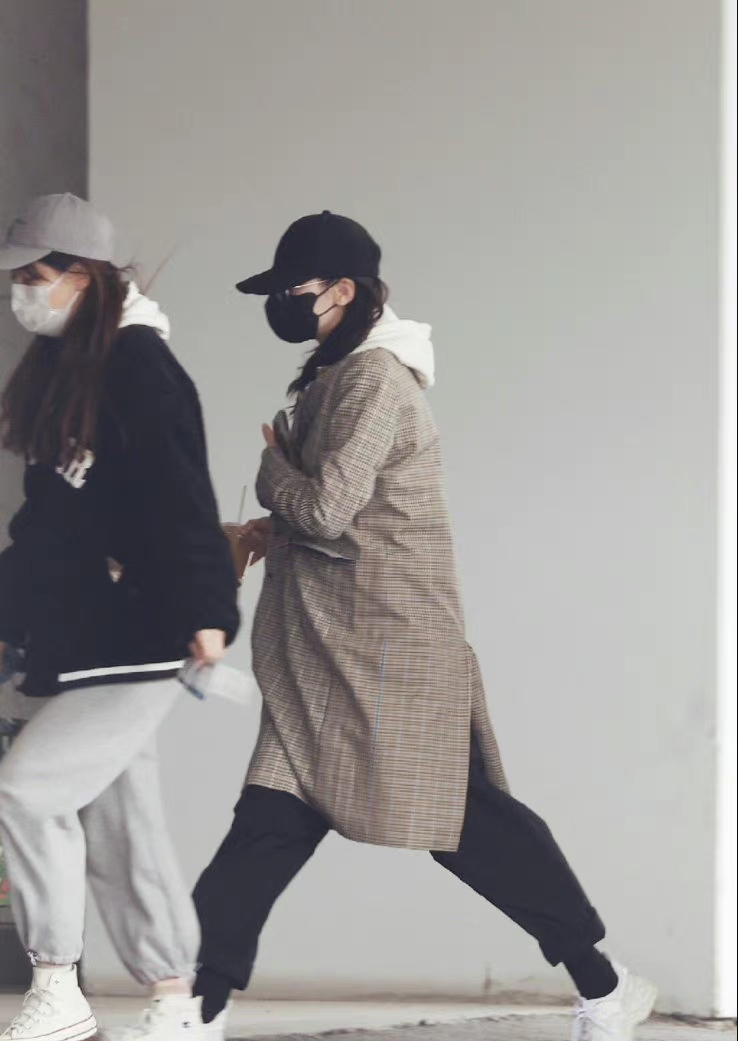 迪丽热巴|迪丽热巴进组背蛇皮袋，网友：这也太接地气了！