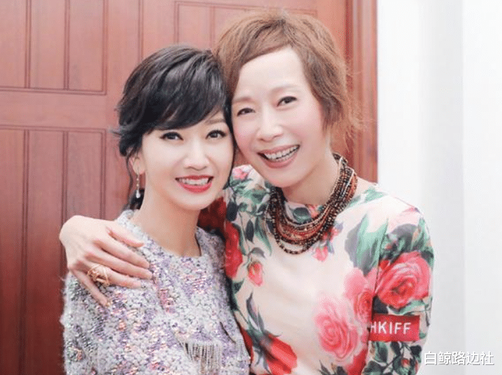 叶童|59岁叶童庆生！满头白发凌乱如鸡窝，皱纹横生怼脸自拍被指吓人