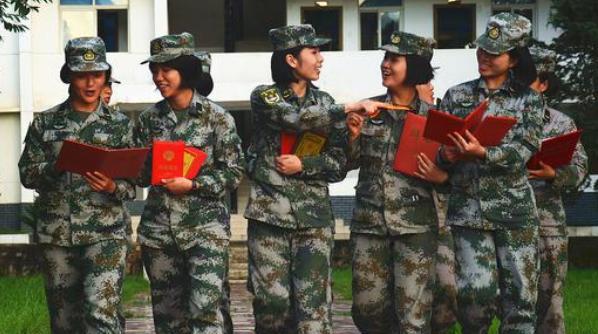 她从军花到校花，获奖无数人生简直开挂，回到名校后仍为国效力