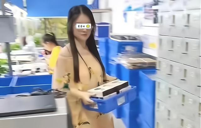 回顾女员工穿着碎花短裙出入车间,主管质问她:你是来这相亲的吗?