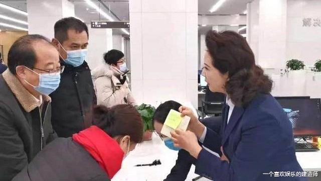 用手指着稿子读，工作态度认真还是能力有问题呢，怎么也应该半脱稿吧