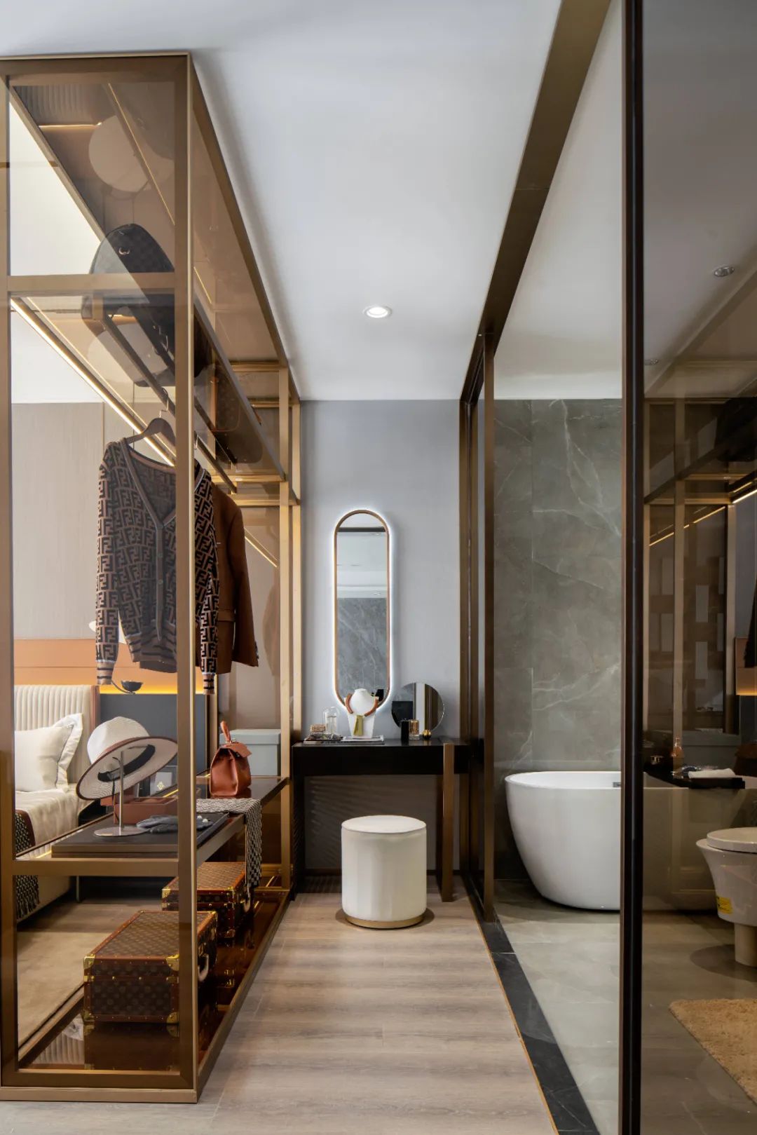 大户型的品质生活,简单中透露着清淡的奢华、高贵