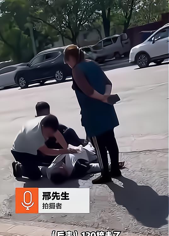 鞍山一男子为醉酒倒地伙计边人工呼吸边哭喊:二哥啊,你说句话啊