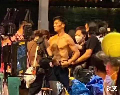 谢霆锋|懂王菲的快乐了！谢霆锋光膀子浑身腱子肉，腹肌轮廓分明，网友狂“舔屏”