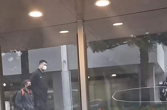 姚明|悉尼航班偶遇姚明,身材发福肚腩突出,个子太高需要低头前行