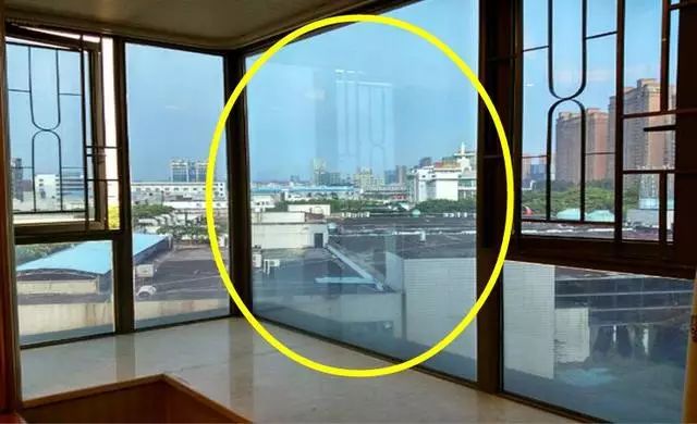 越来越多人都不装窗帘了,现在都流行这样弄,隔热又好看