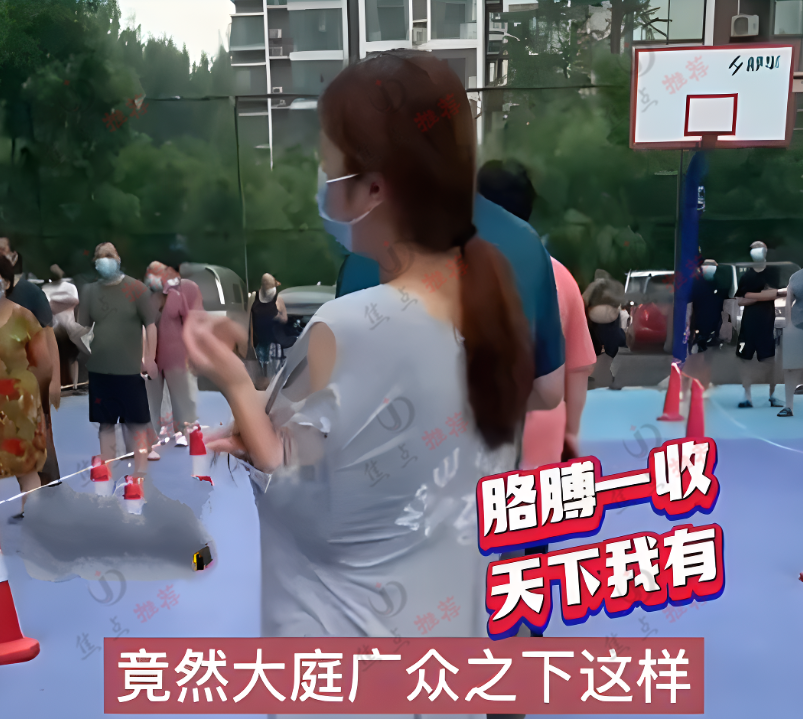 新型冠状肺炎|高手!女子排队做核酸衣服穿反,路人提醒后女子当场把衣服穿正