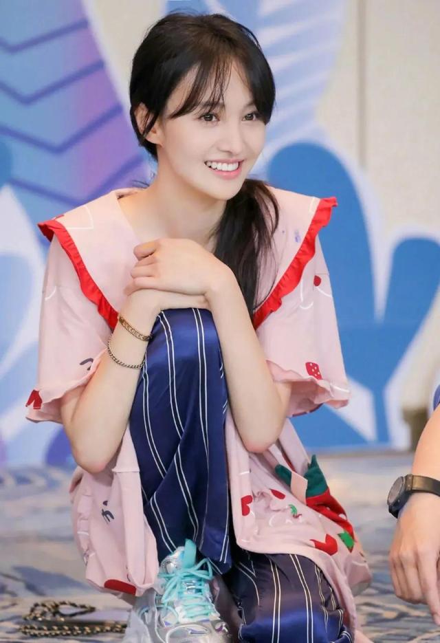 郑爽|代孕女儿手指割伤,儿子疑似烫伤,爽爸撕张恒,粉丝却夸郑爽温柔