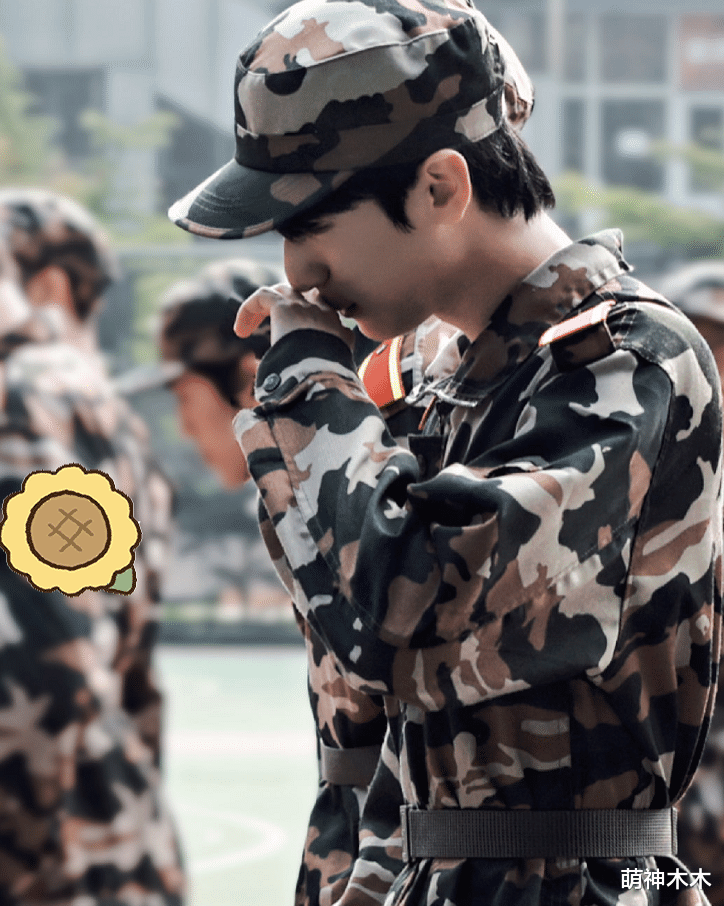 明星|流量爱豆军训状况不断:踢坏鞋底惹关注,代表领奖被质疑搞特权
