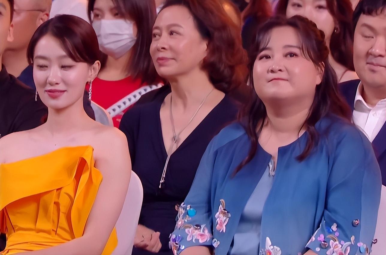 贾玲|百花奖现场明星反应太真实：吴京脸红张译咬牙，贾玲领奖全场哽咽
