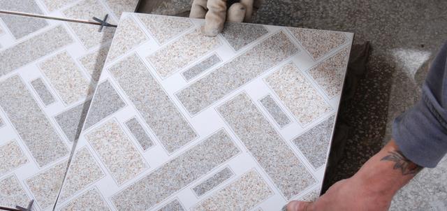 瓷砖美缝越看越丑，施工工人：是你的瓷砖买错了、贴错了