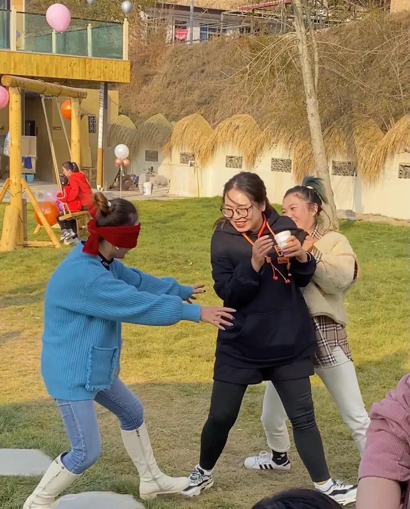 |兰山小院打卡：壁炉与玻璃房，火锅与秋千构成的独特冬日美景