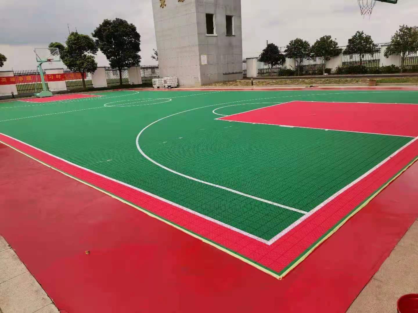 悬浮式拼装地板