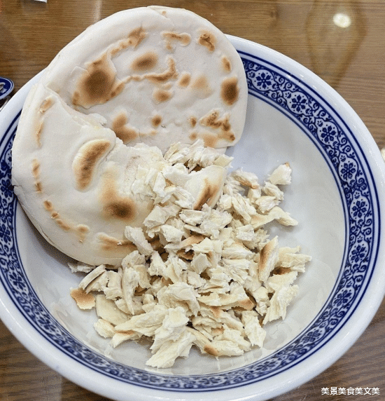 在这寒冷的冬天里，来碗热气腾腾的牛羊肉泡馍吧！