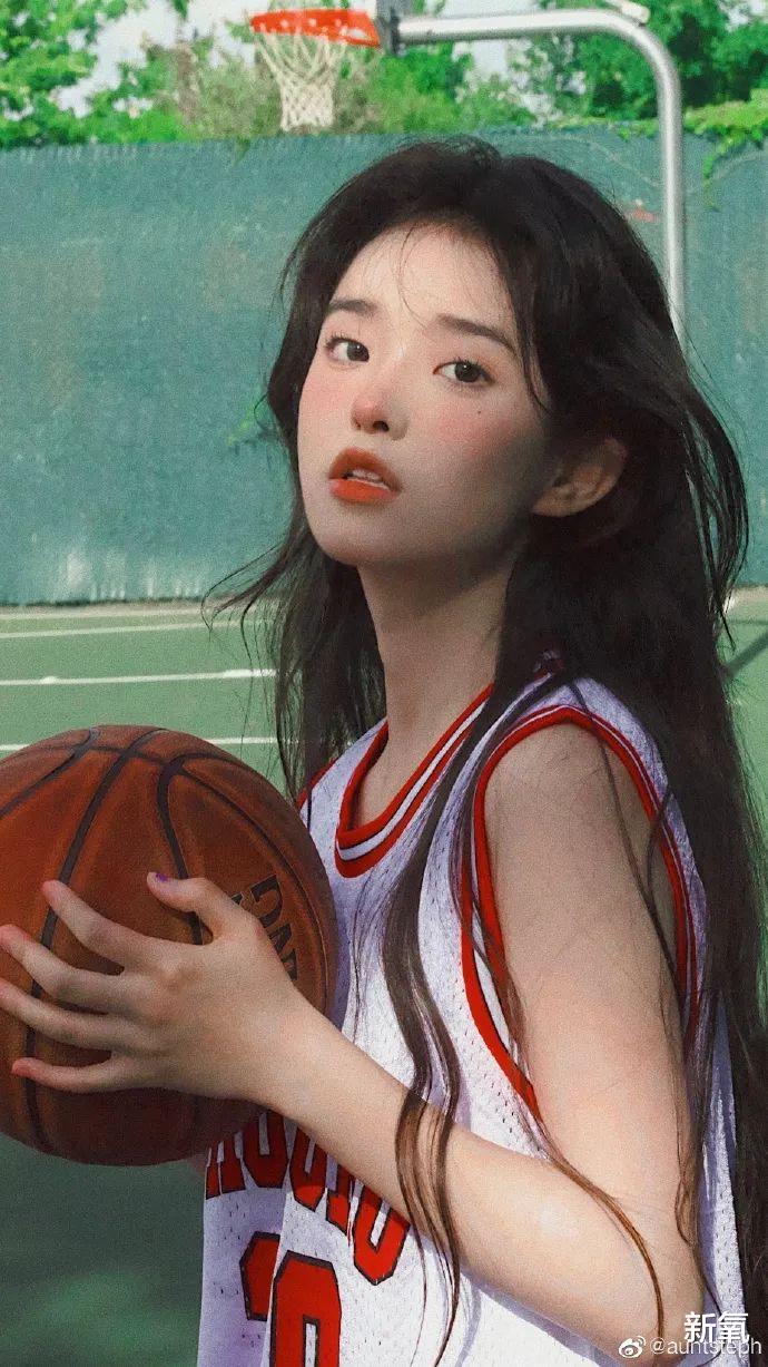 发际线 说她不配当美妆博主，不是因为她技术不行，而是脸蛋太绝？