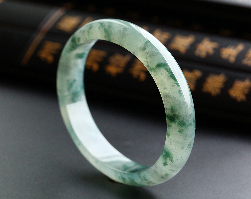 翡翠手镯|圈口是影响翡翠手镯价格的因素之1!小圈口的翠友们有福了