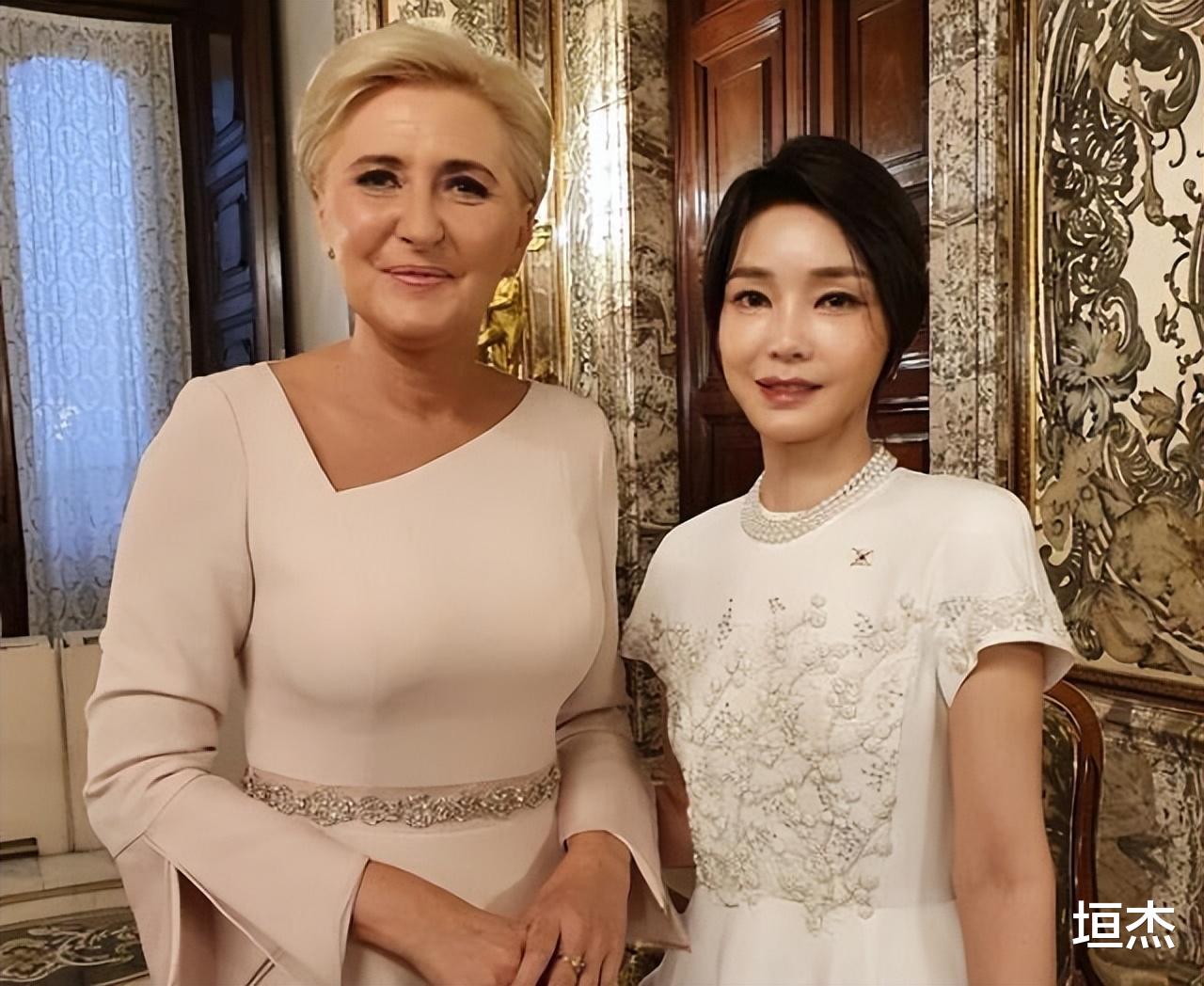 退休|韩国第一夫人又美出圈，模仿赫本引关注，但“整容脸”更抢镜