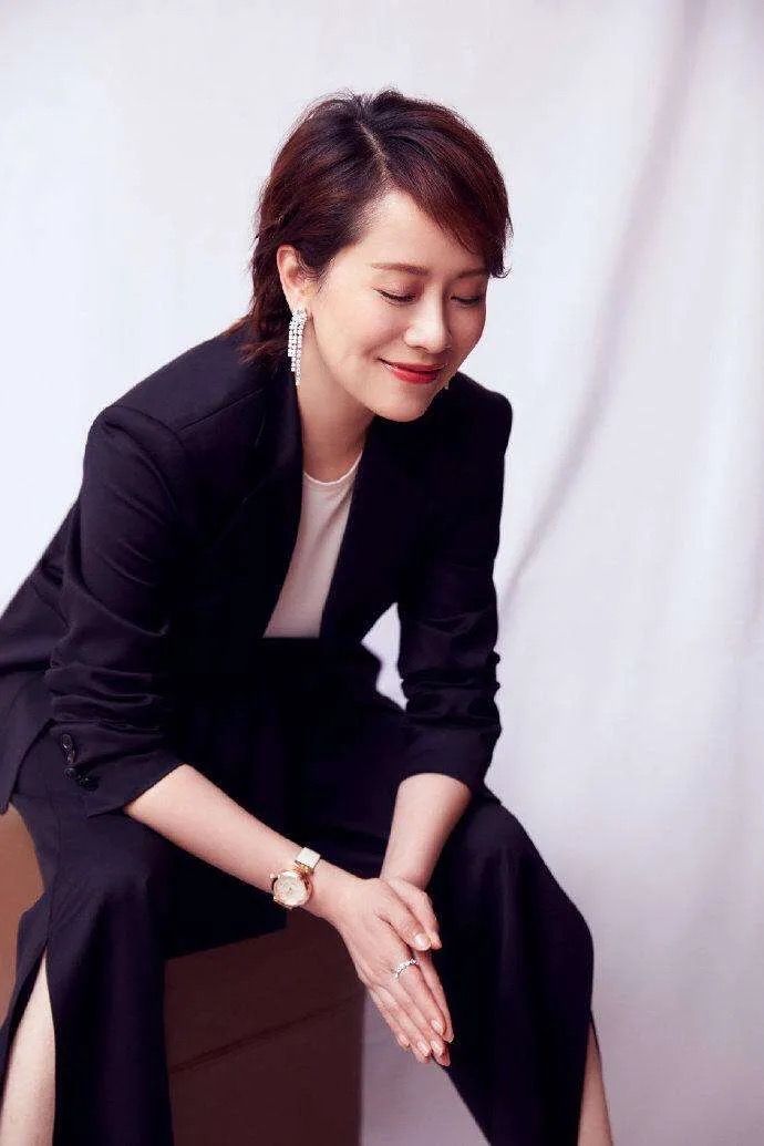 发型 女人上了年纪，这5种“发型”要避开，不是显老就是扮嫩，不得体
