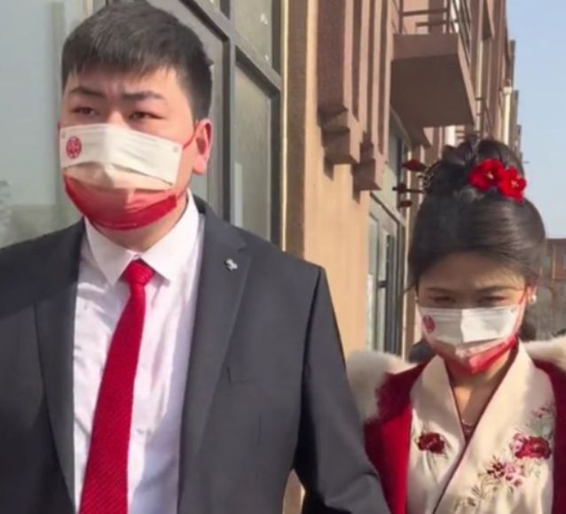 懒理朱小伟再婚,陈亚男新年更新动态,站湖边比心笑容满面