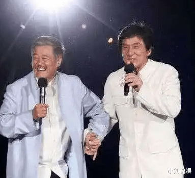 成龙|成龙60大寿时,赵本山送了一个5元钱礼物,成龙说:“现在拍卖200万谁要?”