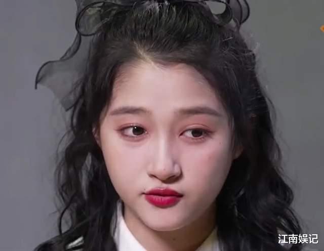 关晓彤|关晓彤最新采访暴露真实颜值,脸部浮肿还左右不对称,状态极差