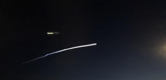 美国2021年神秘UFO事件,规模巨大并且射出亮光,它究竟是什么?