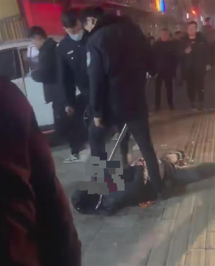 山东一男子当街行凶欲杀妻,多名市民当场将其控制,现场曝光