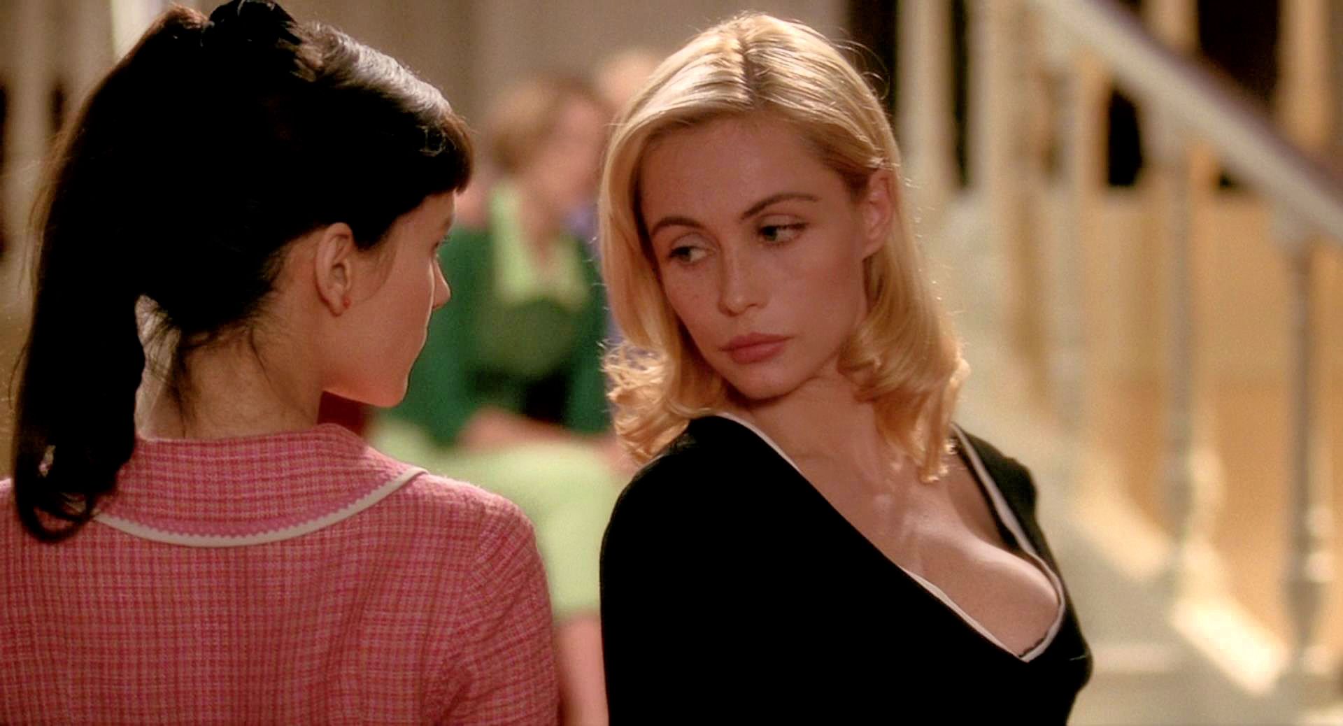 八美图|《八美图》，融合黑色喜剧与歌舞片风格，荒谬又讽刺的悬疑电影