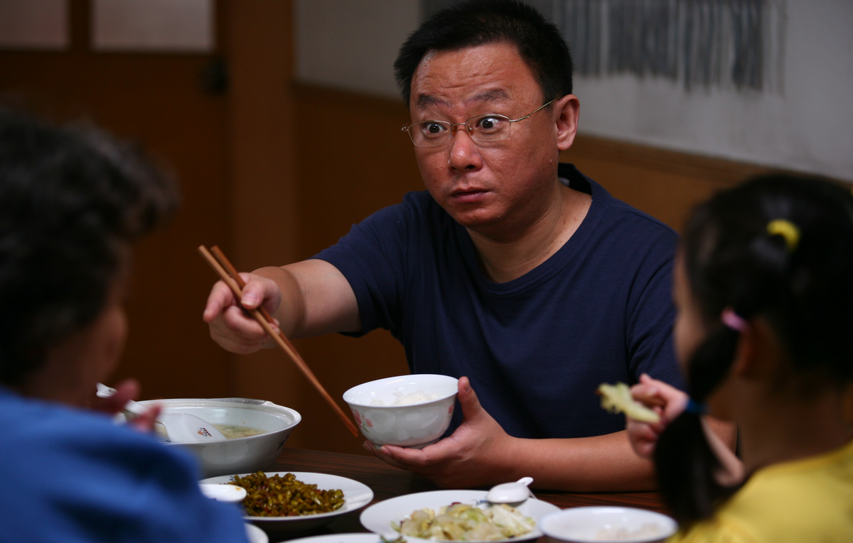 张译|52岁邵峰晒片场农村生活！脚踩布鞋手挎竹篮，抱一堆枯草大声唱歌