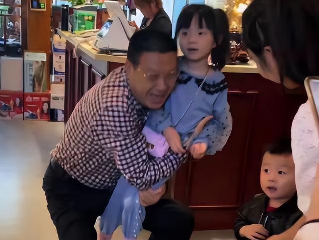 公益|潘克再度直播!回应小黄车争端,一心只为做公益,网友:借机敛财