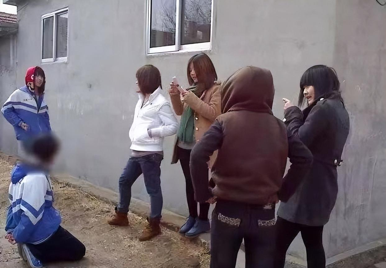 江西14岁初中女生遭多人霸凌!拳打脚踢扒裤子,还被逼喝黄色液体