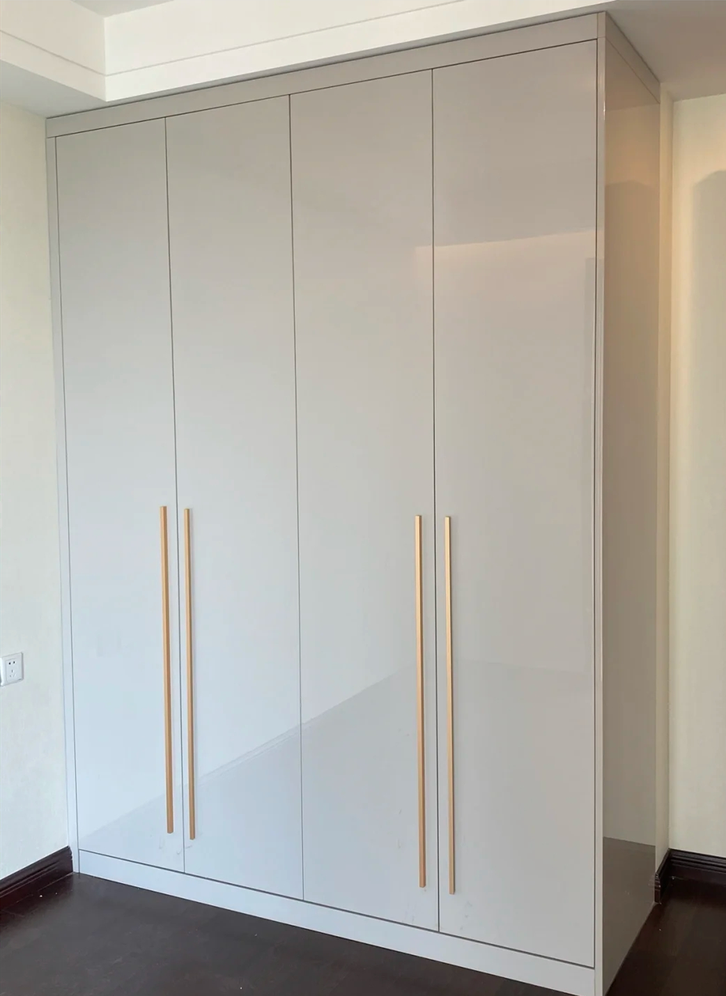 全屋定制选择品牌的还是本地工厂？