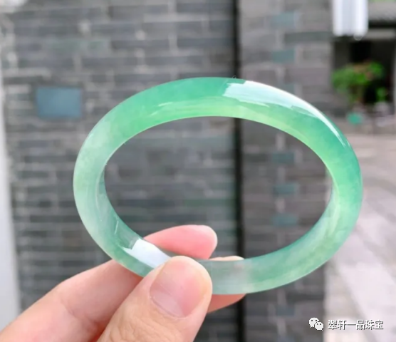 翡翠|翡翠可以越戴越绿，越戴越透吗？