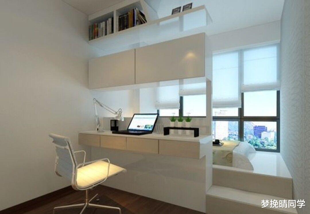 一体式榻榻米书桌不靠墙,挨着床沿打一排,空间比原来还宽敞