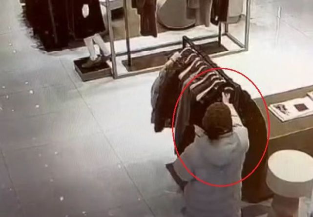 “就是偷了也不会被发现!”女子抱走万元服装被抓获刑拘