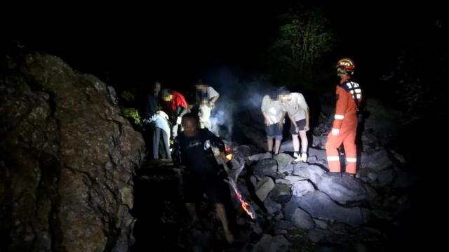 路人甲|重庆一家11口找溶洞去避暑，9人失联！