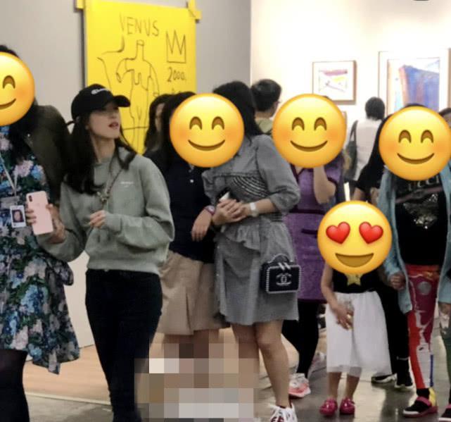 章泽天|章泽天夫妻聚餐，二人全程无交流像对父女，没当初那欣赏的眼神