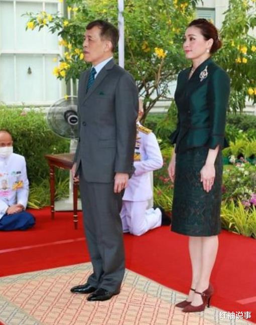 苏提达 苏提达设计出新发型,梳起低发髻温柔入骨,只为得到70岁泰王垂怜