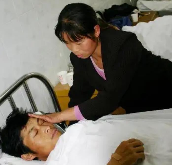 95年辽宁男子在医院死亡,妻子提出立即火化遗体,尸检后揭开真相