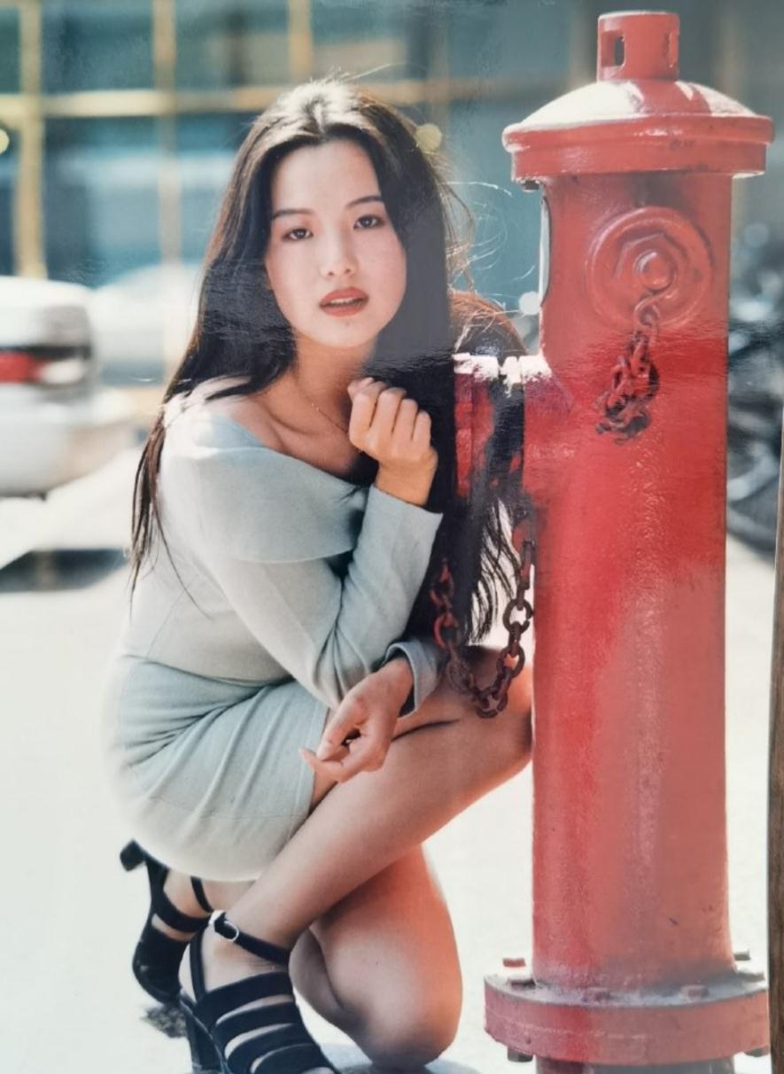 法证先锋4|咏梅罕见晒青涩旧照，红唇妩媚颜值太高，身材火辣破格大胆