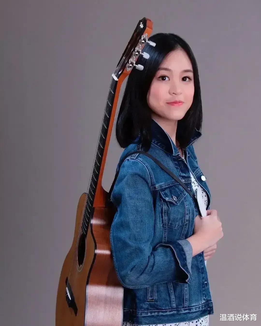 刘銮雄|刘銮雄的女儿才19岁,就已经这么漂亮了,开着4000万的游艇出海吹海风钓鱼了