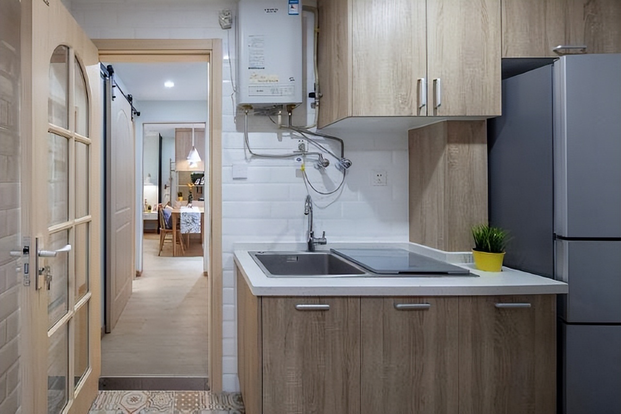 参观表哥的45㎡单身公寓,过道当卧室,储物柜当床,你见过不