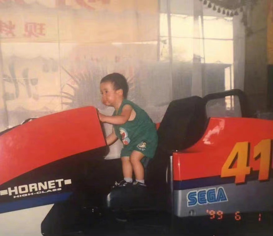 王一博|王一博复刻童年照，网友直呼等比例长大，从小可爱到大