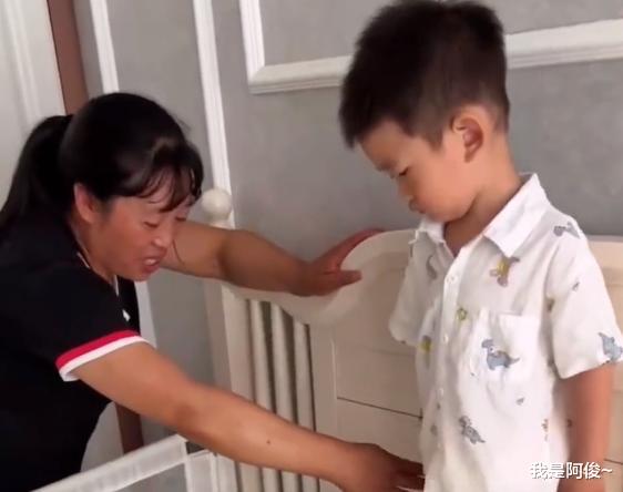 安徽一3岁哥哥护地盘,不准新生妹妹睡自己床,奶奶一番话怒赞