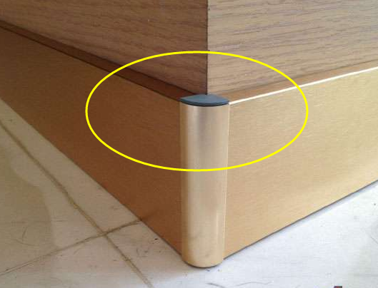 家里别再装实木瓷砖踢脚线，寿命短不耐用！聪明人都装这种，实用